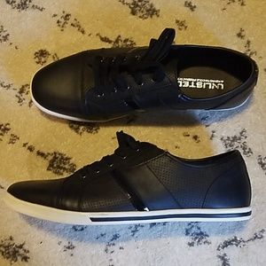 Mens black tennis shoes